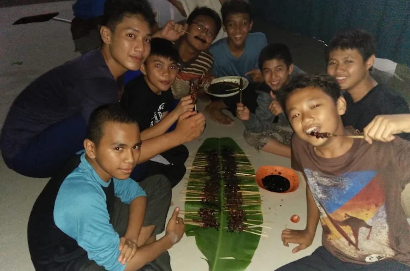 Santri bakar sate bersama
